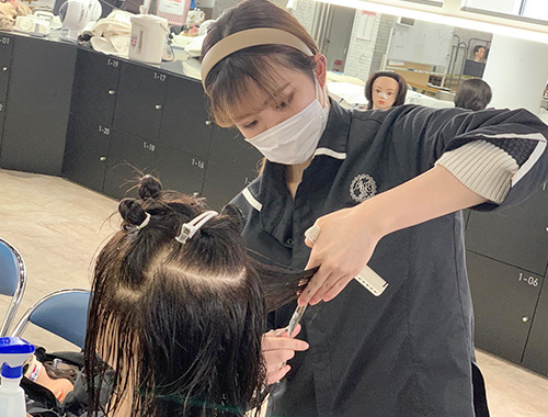 画像：ヘアカットの授業