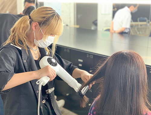 画像：ヘアセッティングの授業